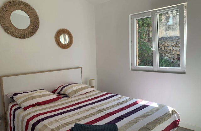 NICE STUDIO WITH OUTSIDE, AIR CONDITIONING, FREE PARKING NEAR LA CIOTAT