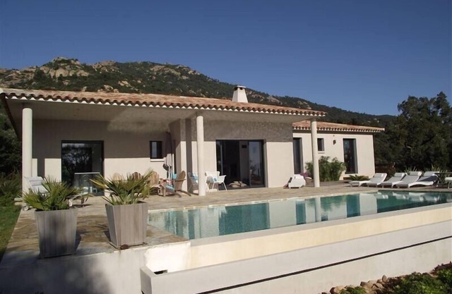 NICE VILLA with swimming pool and small sea view in PORTO VECCHIO