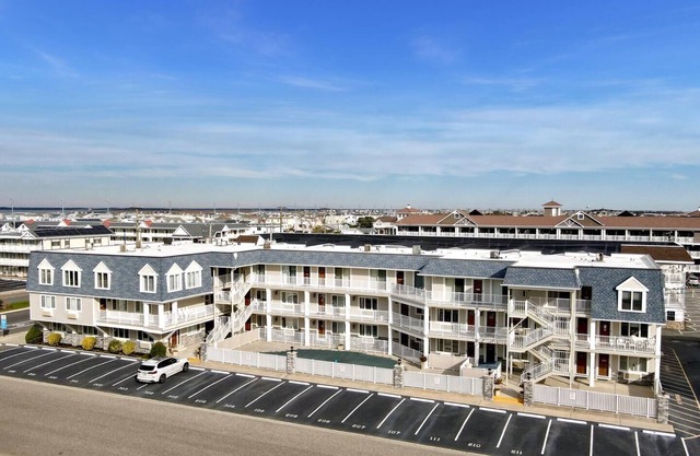 Nicely appointed one bedroom air conditioned Merrimack Condominium offering beachblock location