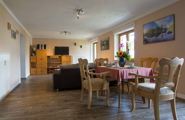 Nichtraucher-Ferienwohnung für 2 Pers., ca. 56 m², Schlafzimmer, Wohnküche, Balkon