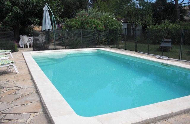 NIMES 12 km, VILLA SPACIEUSE PISCINE 4 to 6 P.
