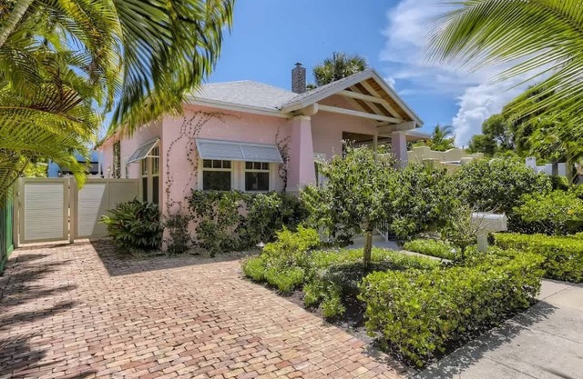 Nini’s Cottage - Family-Friendly Pool Days & Cabana Nights Await