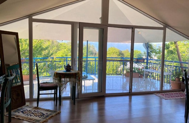 Nino's Veranda Apartment