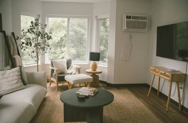 No. 102 Monthly Uptown Apartment