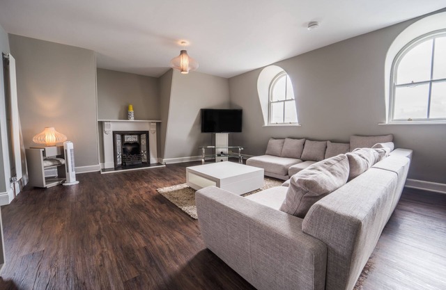 No 7 Captain Scott Apartment 1, Elliot Terrace - two bedroom large apartment unrivalled location in