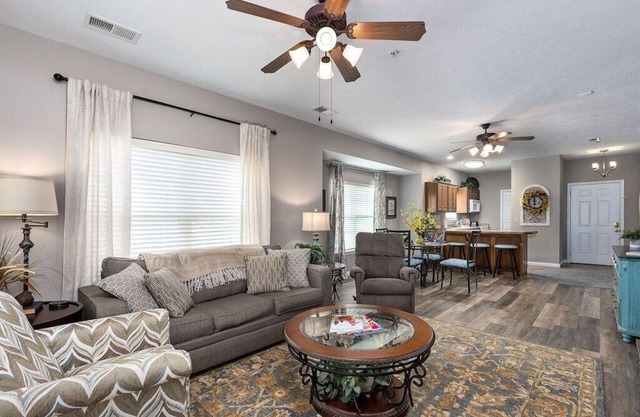 No Stairs! 2 miles to Silver Dollar City, Ozark views, resort amenities & more!