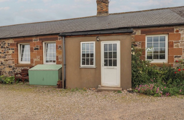 NO2 BUDLE BAY COTTAGE, pet friendly, with open fire in Bamburgh