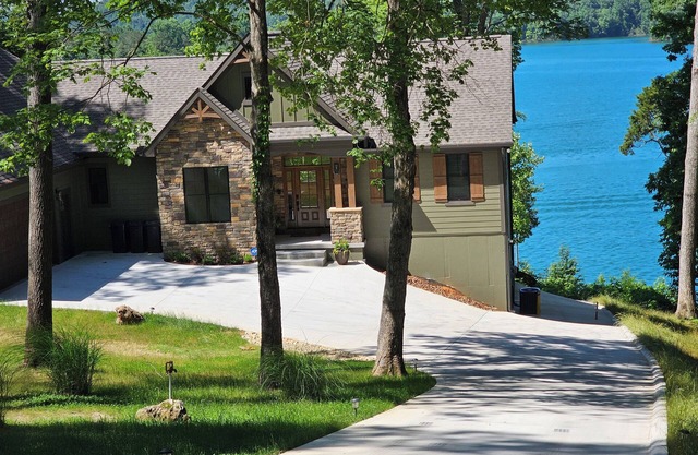 Norris Lakefront Retreat—Family Ready, Private Dock, Fire Pit, Screened Porch ☀️