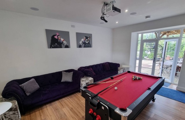 North Devon exquisite 9-bedroom Villa with hot tub, games room and large garden