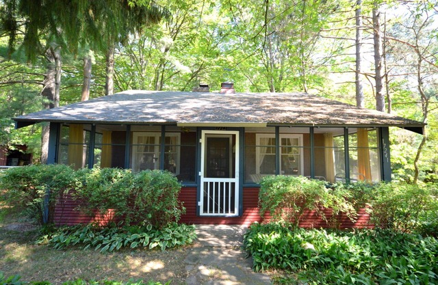 North Red, a cozy 2-bedroom condo in the heart of Holland, MI, perfect for up to 6 guests.