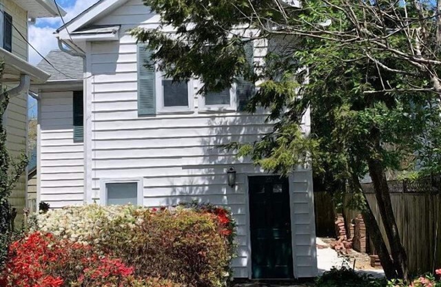 North Rehoboth Cottage with prime ocean-block location