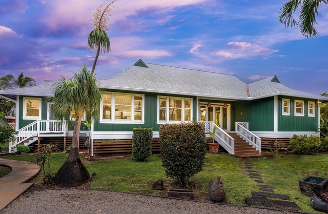 North Shore Gated LUX Estate 1 block to Sandy Beach | House + 2 cottages