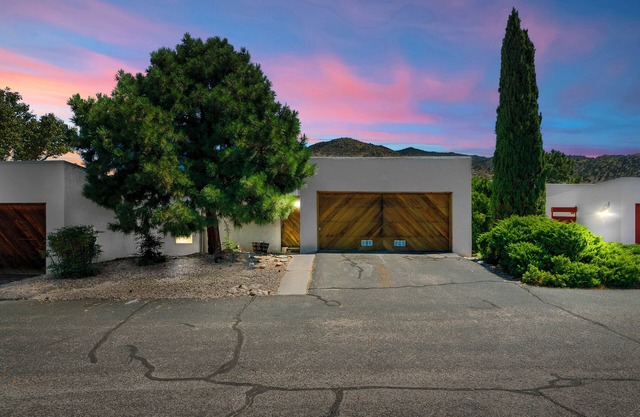 Northeast/Foothills Retreat, With Hottub