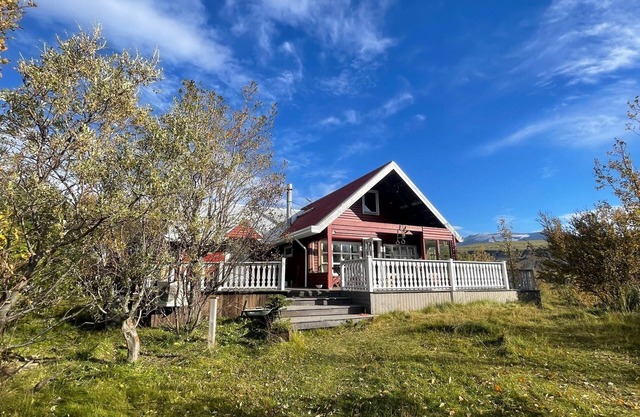 Northern Lights Cabin. Quiet location next to the river. Sublime Mountain views