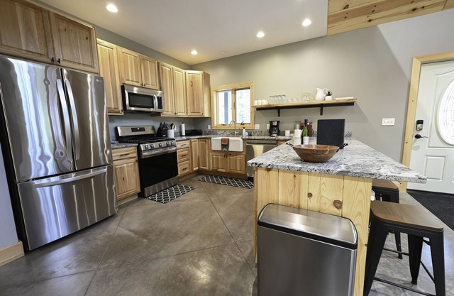 Northern Michigan Gem! 3 bed, 2 bath Chalet at Schuss Mountain ski/golf/LAKES