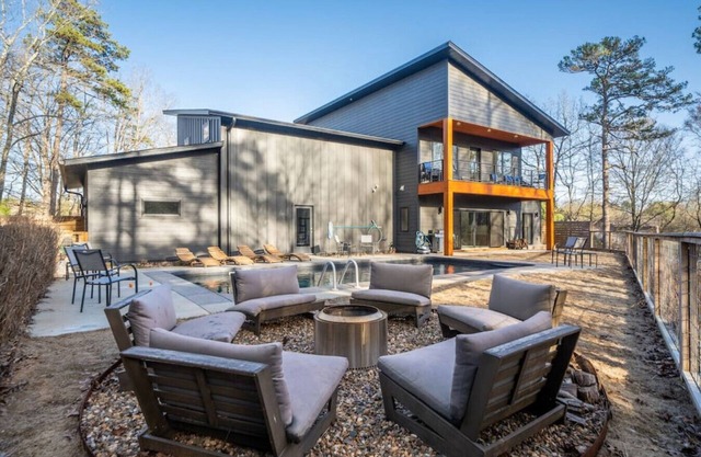 Northwoods Contemporary w/POOL and HOT TUB!