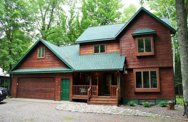 Northwoods Get Away! Enjoy the privacy of this property & large game room!