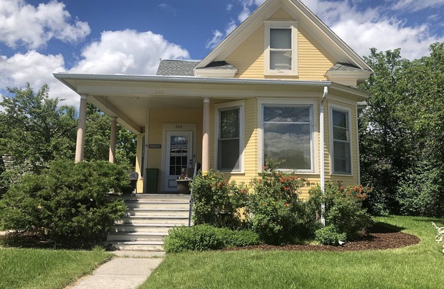 November special Historic Cottage, Two Blocks from Main St., 30 day+ stays.