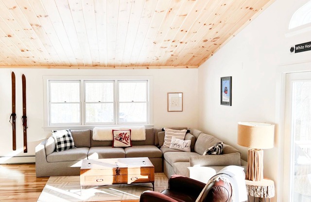 Now booking winter 2025! Cozy ski home in HEART of resort! Pets ok. Sleeps 10!