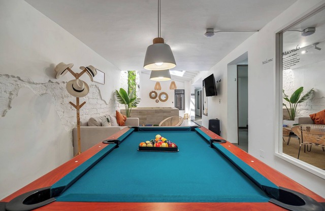 NOWA-MAKONDO Spacious 6-bedroom-oversized hot tub, with WiFi, A/C in Provenza