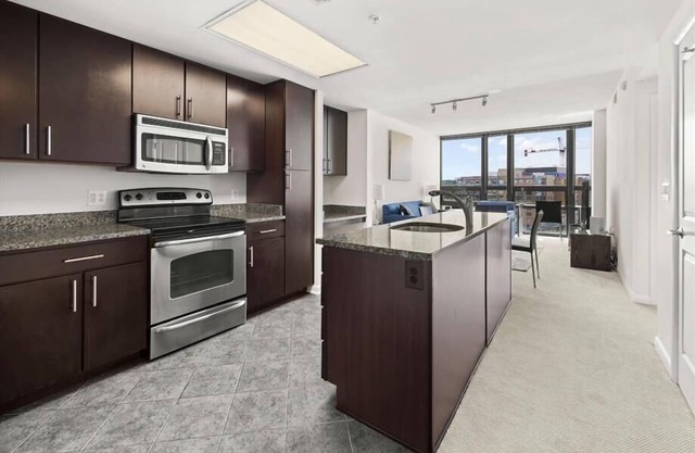 nr Metro & Airport 1BR w/Rooftop Deck + Fast Wi-Fi