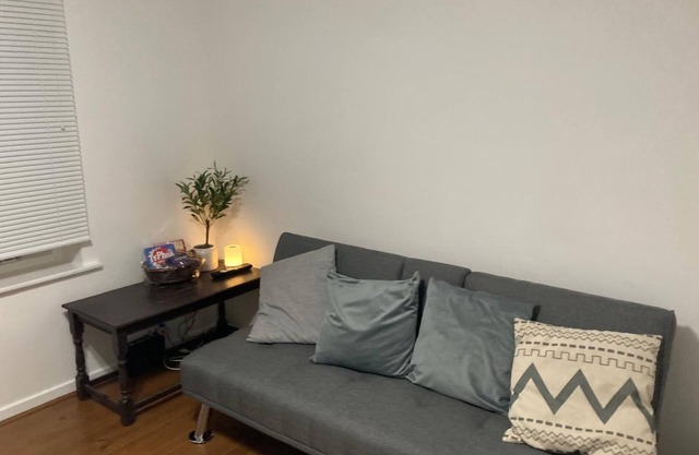 Surrey cosy winter retreat close to Hampton Court/Sandown/London sights