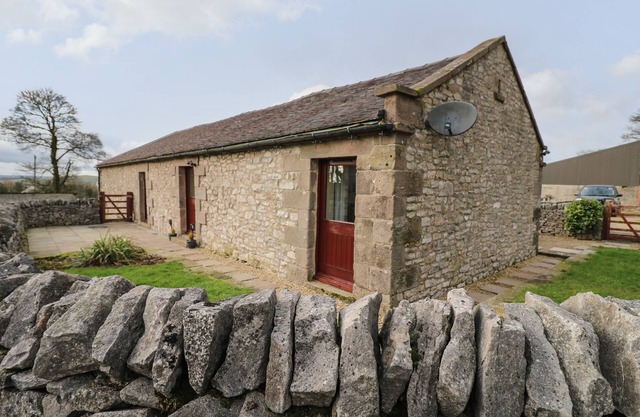 NUMBER 5, pet friendly, character holiday cottage in Hartington