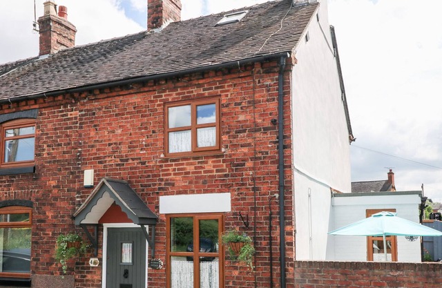 NUTWOOD COTTAGE, pet friendly, character holiday cottage in Tean