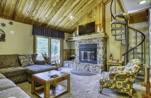 NWA4- Beautifully updated! Sleeps 8