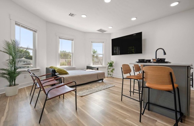 NYC Access 4BR Duplex Sleeps 10, Free Parking