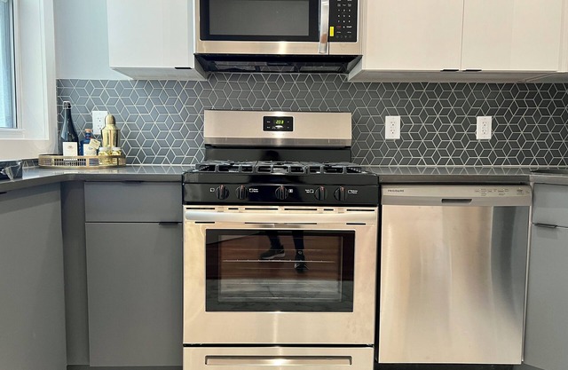 NYC Paradise near metro with 3 baths - parking - laundry