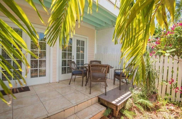 Oahu Paradise - AC, 1 block to beach!