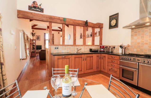 OAK BARN, family friendly, country holiday cottage in Watchet