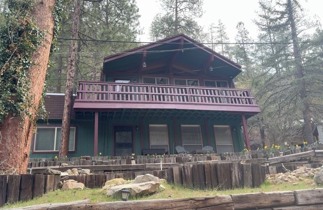 Oak Creek Retreat - Cozy Cabin by the River. Fish Hike Swim Pets OK