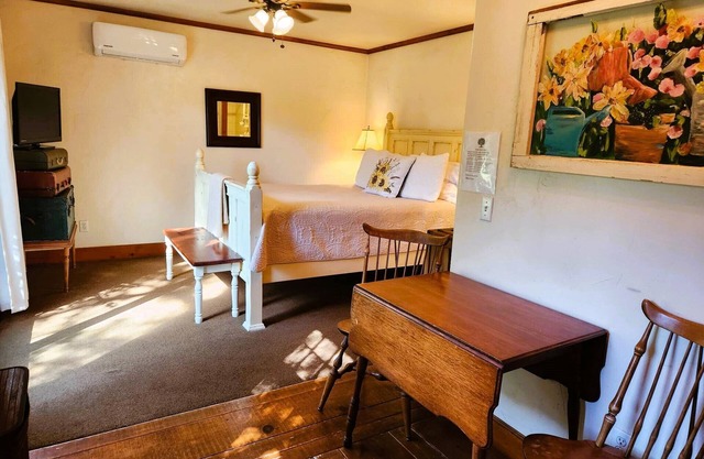 Oak Hill Inn, cozy boutique hotel only a 5min stroll to the heart of Julian!