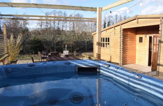 'Oak Lodge' Littlebourne, Canterbury (hot tub)