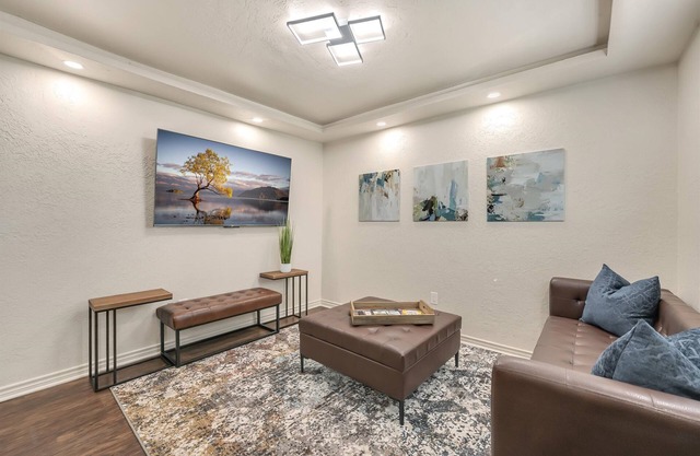 Oak's Beautiful Contemporary Suite #11