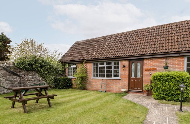 OAK TREE, pet friendly, character holiday cottage in Brean