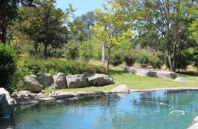 Oaks and Roses Ranch - Spacious Rural Wine Country Home!