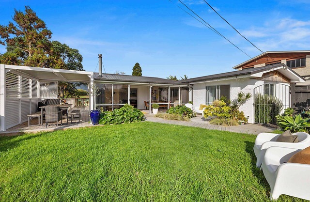 Oakura Oasis: Coastal Retreat with Spa