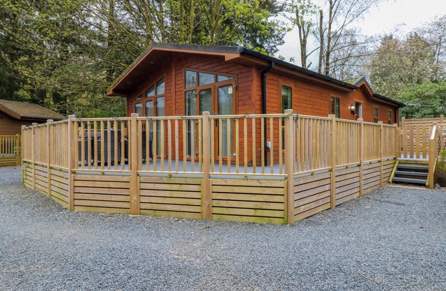 OAKWOOD LODGE, pet friendly, with hot tub in Windermere
