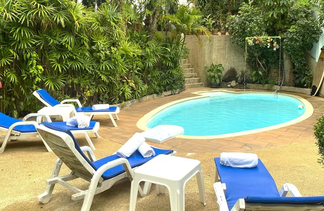 OASIS 5-Bedroom VILLA, Karon/Phuket, only 10 walking minutes from the fine sands