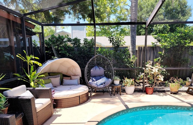 Oasis in the city, close to beaches, pet friendly, updated pool home