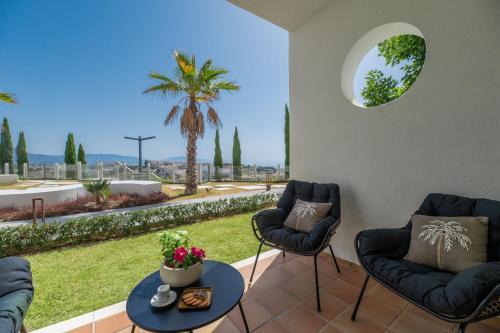 Oasis with terrace and sea view 2BR, garden & pool