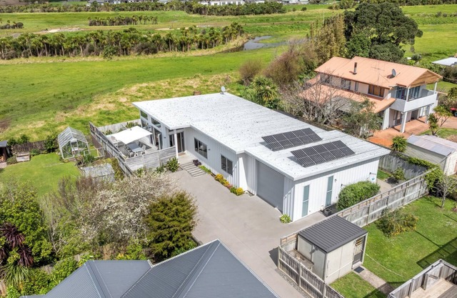 'Ocean Beach Oasis' - Modern, Beautifully Appointed with Stunning Mountain Views