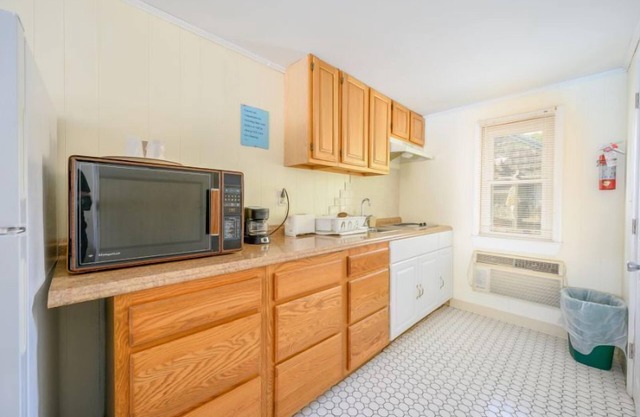 Ocean Breeze Motel - Kitchenette