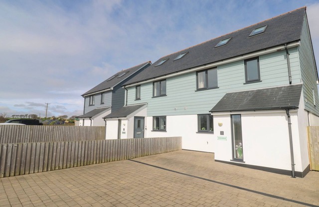 OCEAN BREEZE, pet friendly, country holiday cottage in Marazion