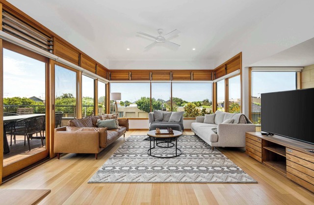 Ocean Breeze - Retreat in Torquay, Sleeps 11!