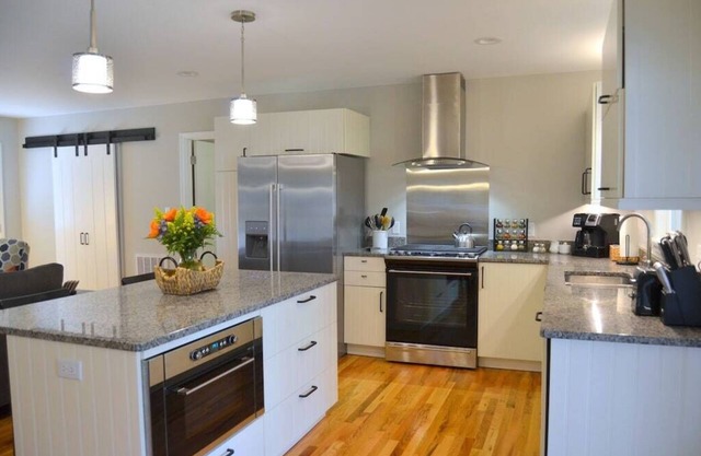 Ocean Cliffs Getaway- Ocean Views, Whale watching, AC