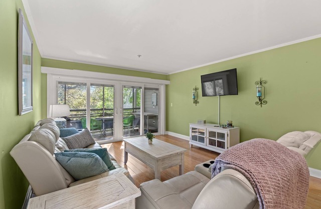 Ocean Creek 2BR - Pools, Beach Access & Barefoot Landing Across Street